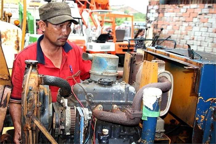 Anh Hòa, chủ một cửa hàng bán xe cơ giới cũ ở đây cho biết, tiêu thụ mạnh nhất là những dòng xe xúc có kích thước nhỏ, chủ yếu là người dân mua về để đào mương, múc ao... 