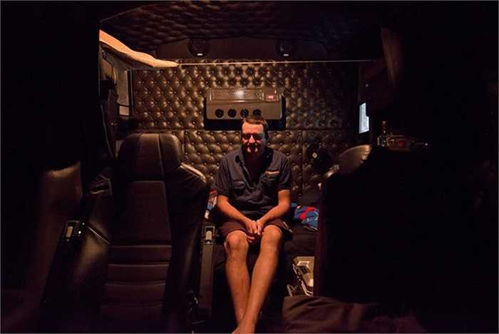 Bắt đầu dự án chụp ảnh cuộc sống của các tài xế đường dài sau khi quan sát những chiếc xe tải rồi tự hỏi họ sống trong cabin ra sao. Tìm hiểu, Cory phát hiện ra lái xe tải không chỉ đơn thuần là một công việc mà là một cách sống.