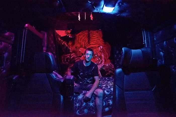 Các tài xế này luôn phải xa nhà suốt một thời gian dài, chịu sức ép từ công việc, những lần hỏng xe và vô số luật lệ phải tuân theo. 