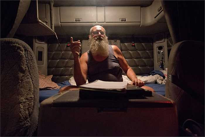 Bộ ảnh cho thấy các tài xế thực sự là người thế nào. Để râu quai nón, mặc áo vest lịch sự, Mark từng là một thợ làm bánh trước khi bước chân vào nghiệp lái xe đường dài cách đây một năm.