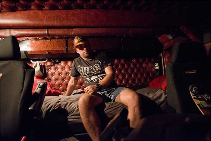 Malcolm bị tai nạn nghiêm trọng hồi tháng trước khiến chiếc xe của anh bị hỏng. Anh bị rách đầu và đau cổ nhưng trong vòng một tuần sau, tài xế này đã trở lại sau vô lăng. 