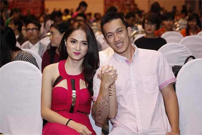 Tay trong tay trước mặt 'bàn dân thiên hạ' chờ kết quả.