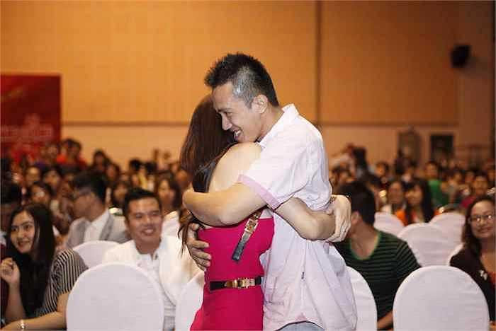 Ôm chầm lấy nhau vì mừng vui khi những nỗ lực mấy tháng trời cuối cùng đã được đền đáp.