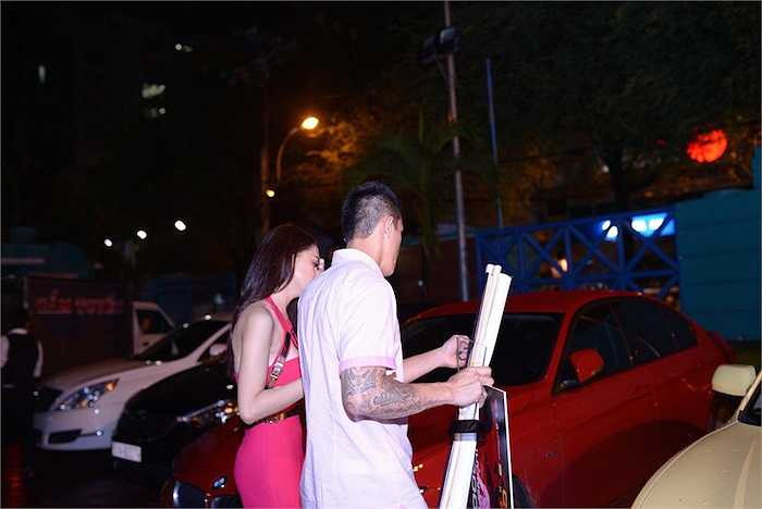 Sau khi chương trình kết thúc, Criss tỏ ra khá ga lăng khi đưa Hương Giang ra tận xe.