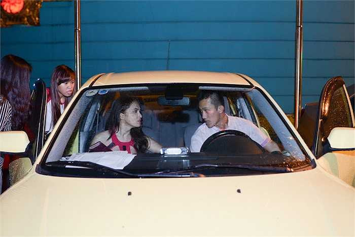 Criss Và Hương Giang bị bao vây bởi khá nhiều fan hâm mộ đi theo để xác nhận 'chuyện tình sau bức màn'.