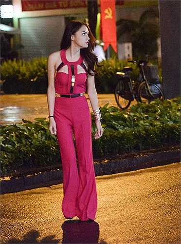 Khi đến điểm hẹn, thấy Hương Giang Idol lóng ngóng khi qua đường ...