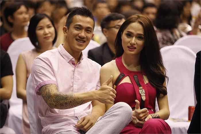 Họ luôn quấn quít bên nhau chẳng rời.