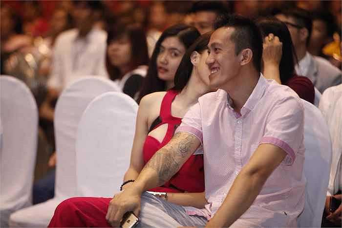 Có những cử chỉ thân mật, riêng tư nơi công cộng ...