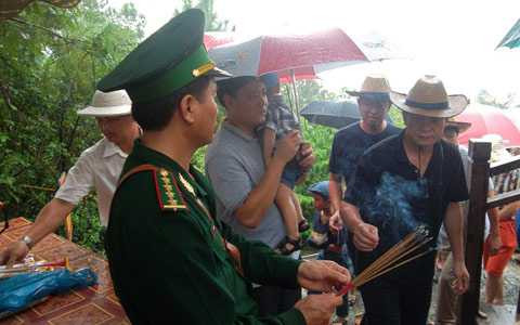 Nghìn người, đội mưa, viếng mộ, Đại tướng, Tết Độc Lập, Võ Nguyên Giáp