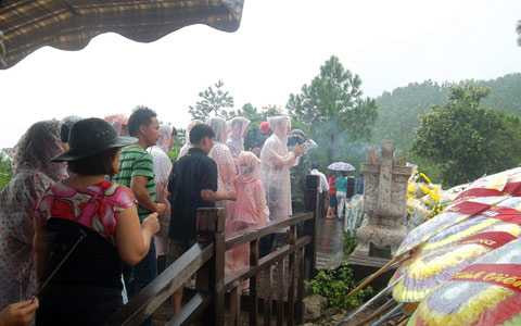 Nghìn người, đội mưa, viếng mộ, Đại tướng, Tết Độc Lập, Võ Nguyên Giáp