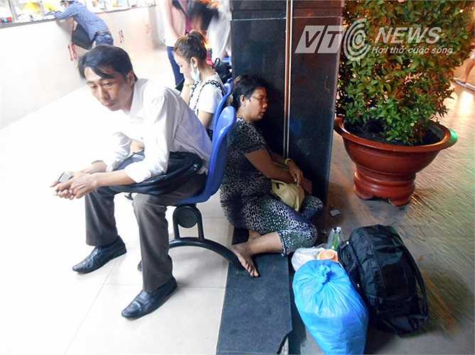 Vật vờ tranh thủ chợp mắt ở khắp nơi đợi xe đến đón về quê. Ảnh: Phan Cường