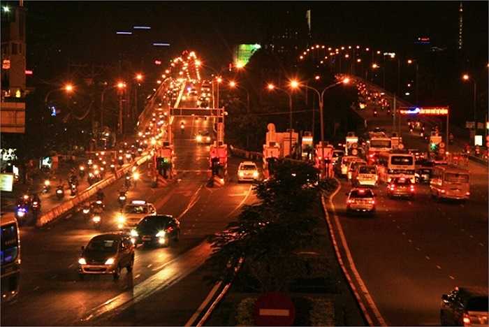 Tuyến Quốc lộ 13, hướng từ TP.HCM – đi ra các tỉnh miền Trung giao thông lộn xộn. Ảnh: Sỹ Hưng