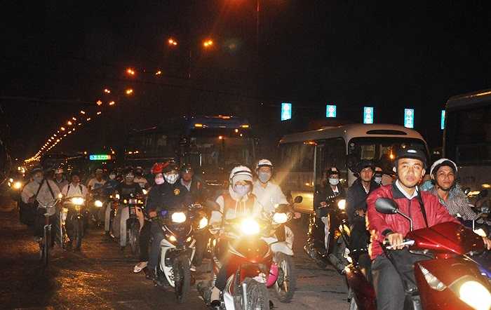 Lượng người đi xe gắn máy từ TP.HCM đổ về TP. Vũng Tàu trong ngày này khá đông khiến xa lộ Hà Nội ùn ứ. Ảnh: Sỹ Hưng