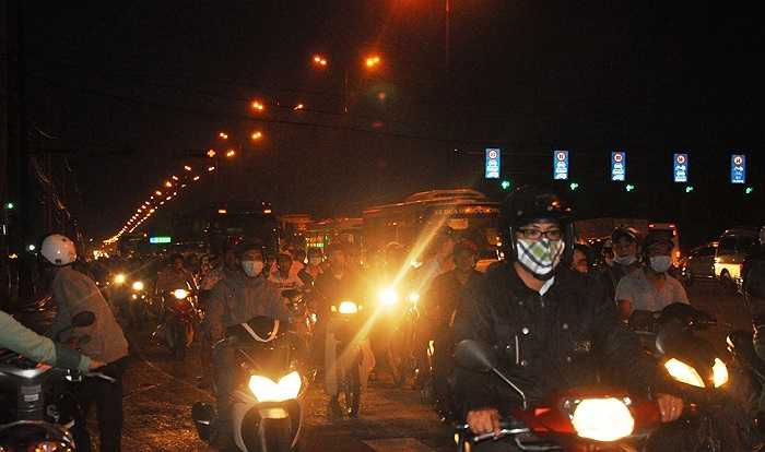 Lượng người đi xe gắn máy từ TP.HCM đổ về TP. Vũng Tàu trong ngày này khá đông khiến xa lộ Hà Nội ùn ứ. Ảnh: Sỹ Hưng