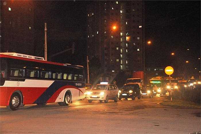 Vòng xoay Mỹ Thủy (quận 2) – đoạn dẫn vào đường cao tốc TP.HCM – Long Thành – Dầu Giây lượng xe khách khá đông khiến giao thông hỗn loạn. Ảnh: Sỹ Hưng