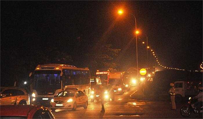 Chiều ngược lại, lượng xe khách từ các tỉnh, thành đổ về TP.HCM cũng rất đông. Ảnh: Sỹ Hưng