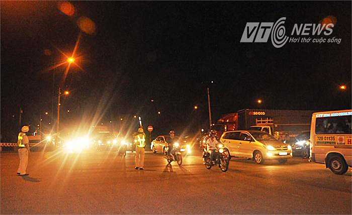 Lực lượng Đội CSGT Cát Lái đội mưa vất vả phân luồng giao thông . Ảnh: Sỹ Hưng