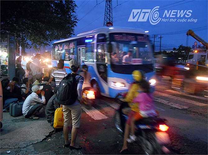 Rất nhiều xe khách dừng lại đón khách dọc đường. Ảnh: Phan Cường