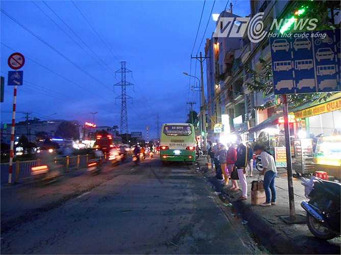 Đứng dọc tuyến đường An Dương Vương, Q.Bình Tân. Ảnh: Phan Cường