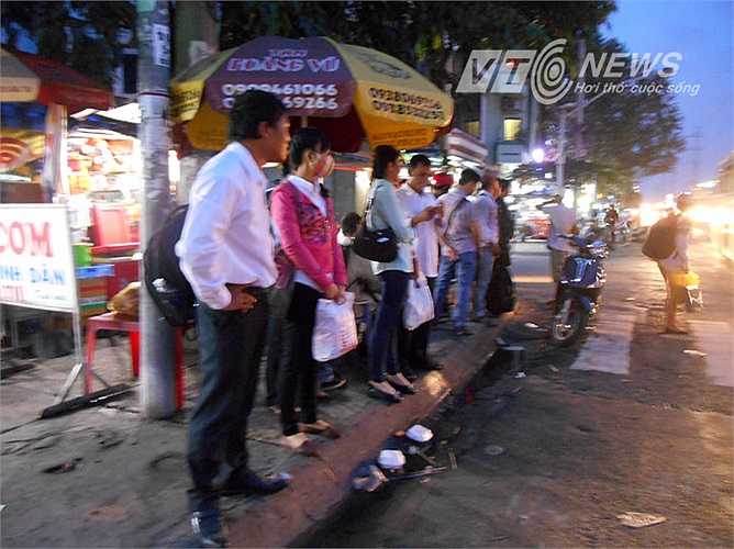 Đứng đường chờ đợi. Ảnh: Phan Cường