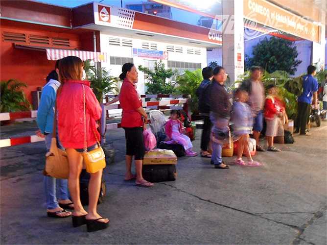 Đứng đợi trong trạm xăng chờ xe đến rước đi. Ảnh: Phan Cường