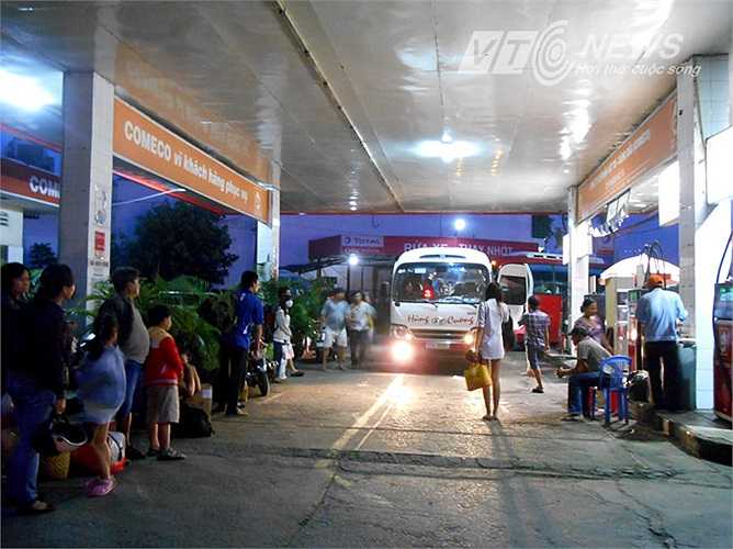 Xe khách lậu đến cây xăng chở rước khách không ghé bến xe. Ảnh: Phan Cường