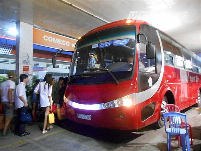 Xe ngoài bến có giá rẻ hơn xe trong bến do trốn nhiều thứ phí. Ảnh: Phan Cường