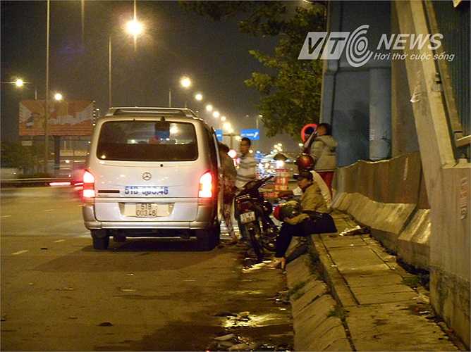 Xe dù đón khách dọc đường về miền Tây. Ảnh: Phan Cường