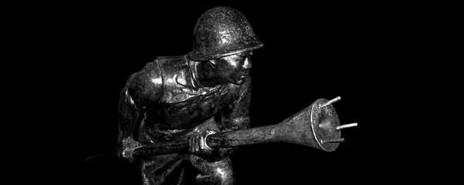 Hình ảnh chiến sĩ cảm tử quân cầm bom ba càng một thời là nỗi khiếp sợ của quân Pháp.