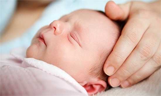 Bé thiếu canxi, có liên quan đến chứng còi xương. Trường hợp này, bé có thể xuất hiện một số dấu hiệu đi kèm như bé chậm mọc răng, hay ra mồ hôi trộm, rụng tóc hình vành khăn…