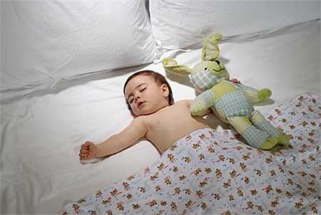 Bé bị tức ngực vì chăn nặng hay đắp quá nhiều chăn.