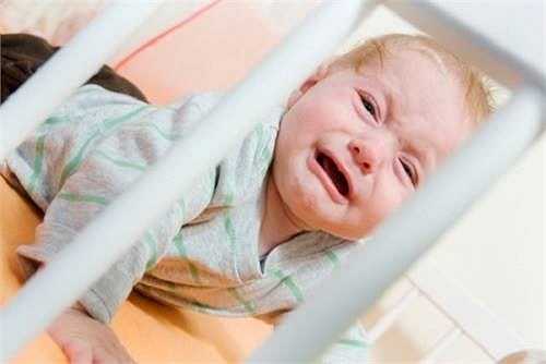 Bé bị thay đổi địa điểm ngủ: bạn chuyển cho bé từ ngủ cũi sang ngủ giường…
