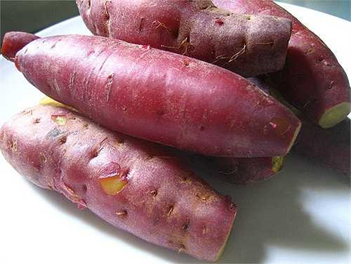 Phải bỏ hết khoai hà (sùng), khoai đã có mầm và vỏ xanh chứa chất độc. 