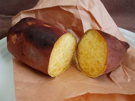 Để có tác dụng bổ dưỡng, nên ăn khoai vỏ đỏ ruột vàng. Để giải cảm và chữa táo bón, phải dùng khoai vỏ trắng ruột trắng. 