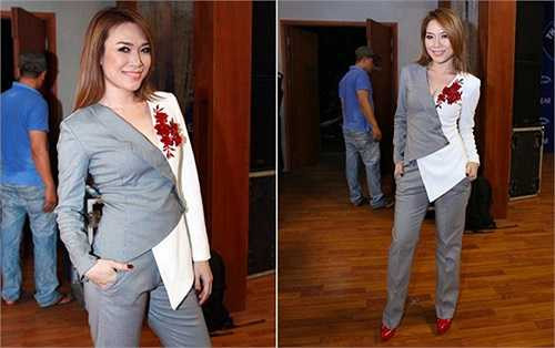 Số lần công chúng phải bàn tán về cách ăn mặc của nữ ca sĩ xinh đẹp không còn chỉ có thể đếm trên đầu ngón tay.