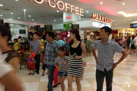 (VTC News) - Dịp 2/9 năm nay, các khu vui chơi giải trí tại Hà Nội đã đón một lượng khách lớn đổ đến đây, nhiều địa điểm đã trở nên quá tải.