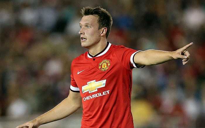 Chơi trung vệ là Phil Jones
