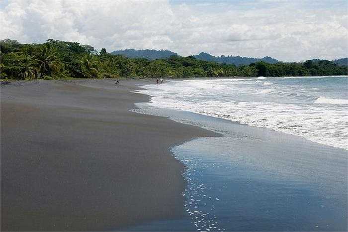 Bãi biển cát đen ở Costa Rica 