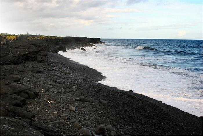 Hình ảnh bãi biển cát đen ở Lost coast, California. 