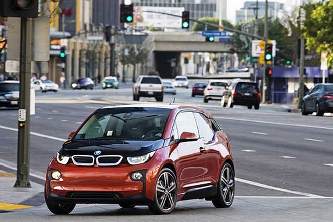 BMW i3 Thiết kế tiên tiến, công nghệ mới, gọn gàng và linh hoạt, dòng xe điện của BMW là một trong những mẫu xe trong thành phố đáng mơ ước nhất.