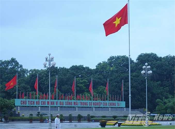 Quốc kỳ tung bay trên Quảng trường Ba Đình trước lễ chào cờ