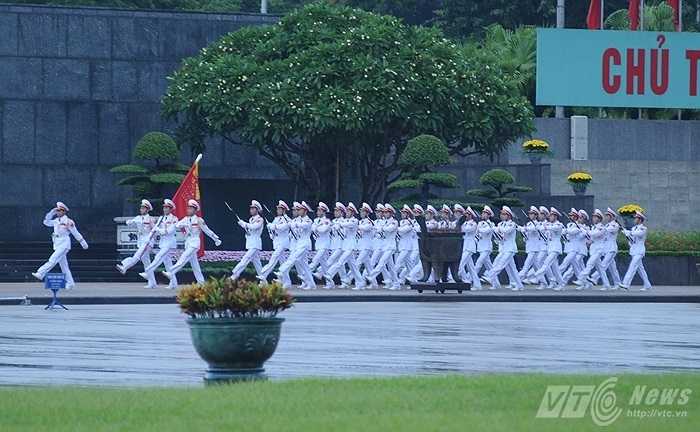 Đội tiêu binh di chuyển qua cửa Lăng Bác