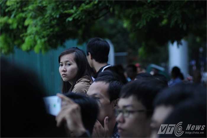 Các bạn trẻ đến theo dõi lễ chào cờ sáng 2/9