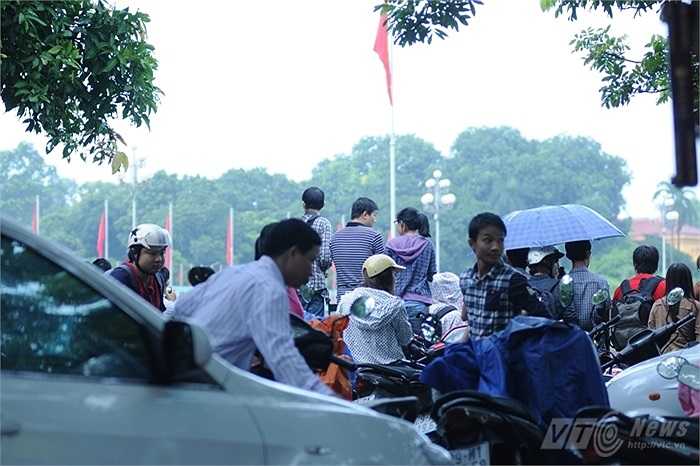 Dù sáng sớm có mưa nhẹ nhưng dòng người đến xem lễ chào cờ vẫn đông.