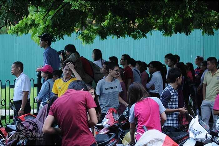 Người dân không quản mưa đến xem lễ chào cờ