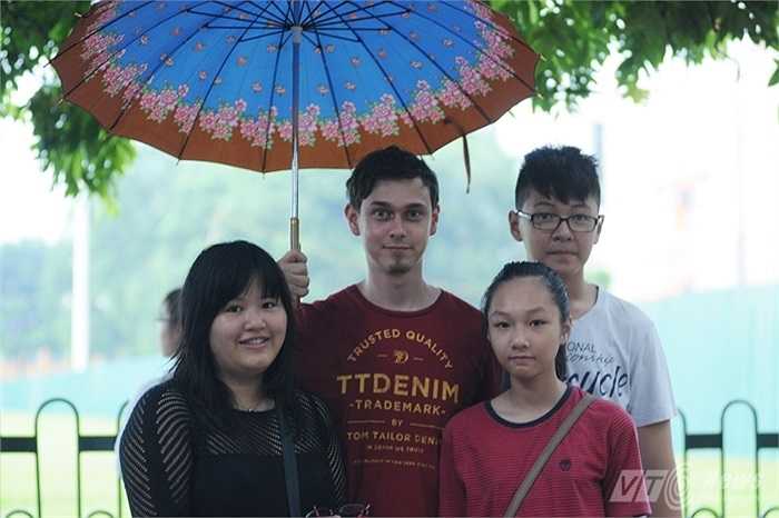 Một nhóm bạn trẻ trong và ngoài nước đến xem lễ chào cờ sáng 2/9