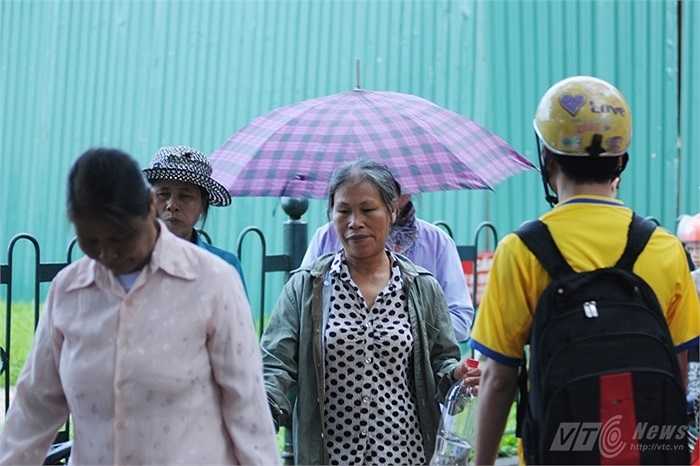 Các bà, các cô từ Vĩnh Phúc xuống Hà Nội từ sáng sớm để xem chào cờ