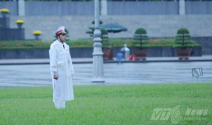 Chiến sĩ đội tiêu binh chuẩn bị cho lễ chào cờ