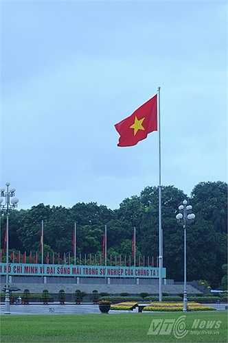 Quốc kỳ tung bay trên Quảng trường Ba Đình trước lễ chào cờ