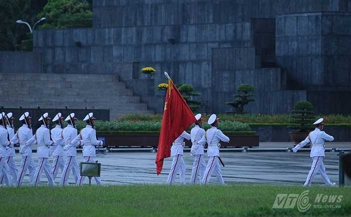 Đội tiêu binh di chuyển vào vị trí chuẩn bị làm lễ chào cờ